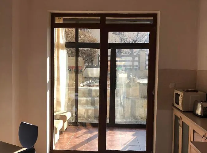 One Bedroom Flat With Garden And Barbeque شقة *